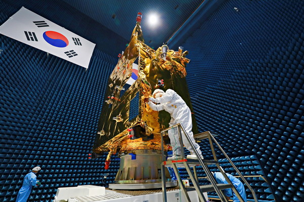 한국항공우주연구원 연구진이 천리안 2B호의 우주의 강한 전자파에 견딜 수 있는지를 시험하고 있다.[사진=한국항공우주연구원/과학기술정보통신부]