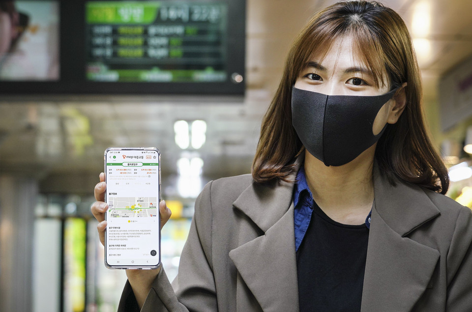 SK텔레콤 직원이 'T맵 대중교통' 앱을 소개하고 있다. [사진=SK텔레콤]