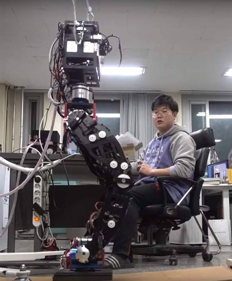 한윤호 국민대 박사과정생이 로봇 ROK-3의 보행능력을 테스트하고 있다. [사진=RcLab/국민대]