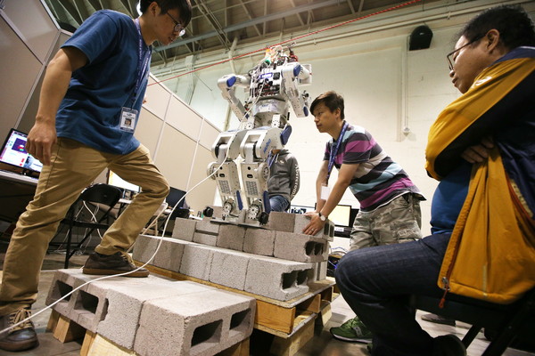 휴보 연구진이 로봇 DRC휴보2를 이용해 울퉁불퉁한 보도블록 위를 걸어가는 실험을 하고 있다. [사진=전형준/KAIST]