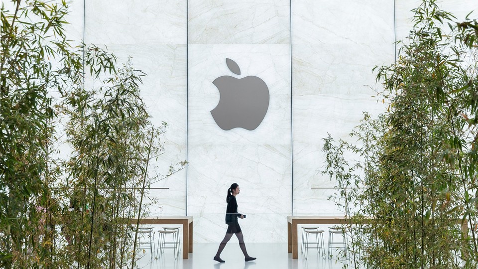 아이패드와 아이폰4S 등 애플의 혁신 제품은 2010년대 10가지 기술로 선정됐다. 사진은 애플 본사를 지나는 직원 모습.[사진=GETTY IMAGES]