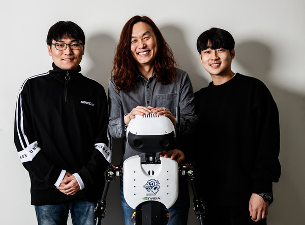 Professor Han Jae-kwon and his members. PHOTOGRAPH: HEEJAE HAN / WIRED KOREA