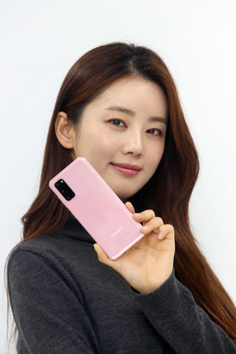 LG유플러스 모델이 '갤럭시 S20' 클라우드 핑크 모델을 홍보하고 있다. [사진=LG유플러스]