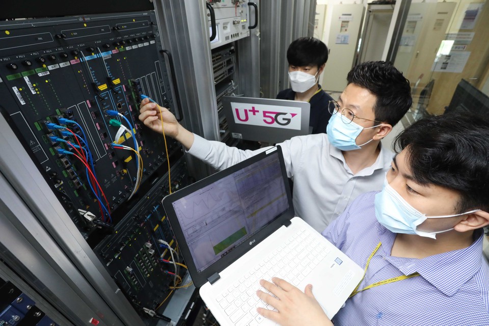 유비쿼스 관계자가 LG유플러스에 공급하는 10기가 인터넷 장비를 점검하고 있다. [사진=LG유플러스]