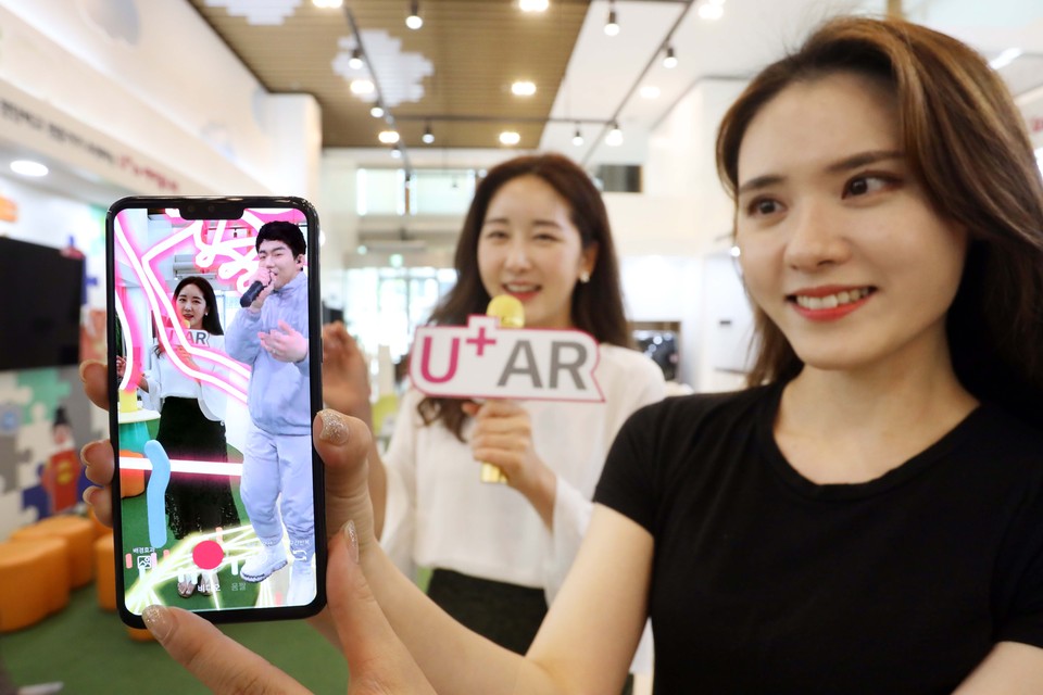 LG유플러스는 AR 라이브 콘텐츠 'ARtist'를 U+AR 앱을 통해 서비스한다. [사진=LG유플러스]