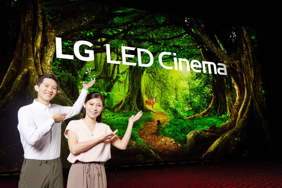 LG전자 모델이 대만 영화관 체인 '쇼타임 시네마'의 LED 상영관에 적용한 'LG LED 시네마 디스플레이'를 소개하고 있다. [사진=LG전자]