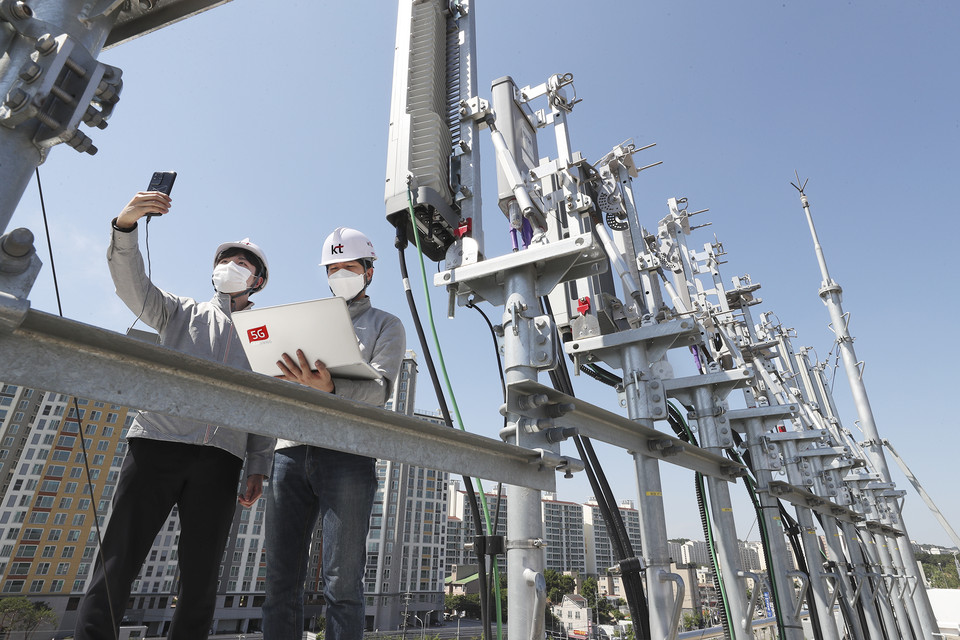 KT 직원들이 경기도 파주산업단지의 상용망에 구축된 5G 단독모드(SA) 네트워크를 시험하고 있다. [사진=KT]